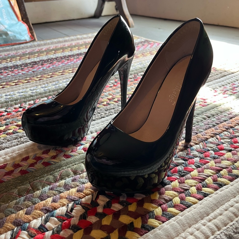 Black patent platform heels size 5.5 good condition